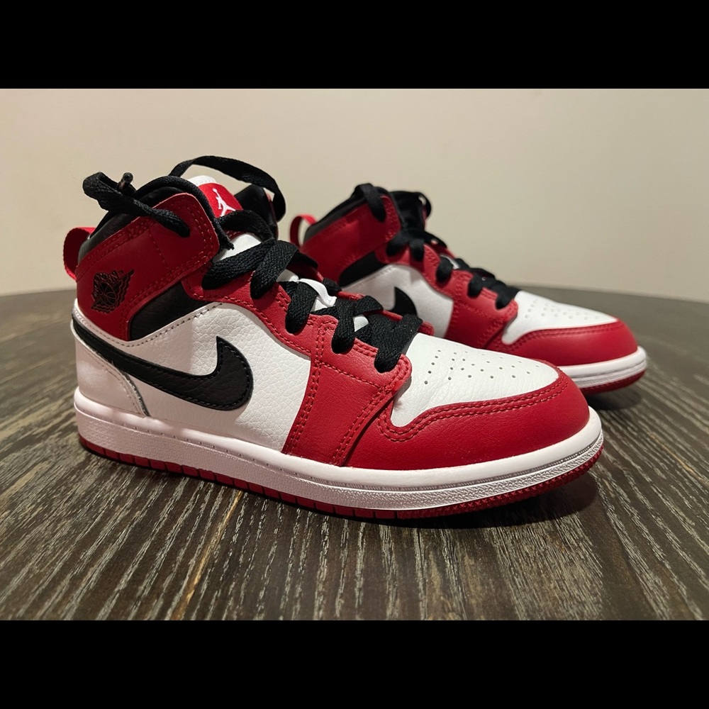 Air Jordan 1 Mid “Chicago” Size 1y